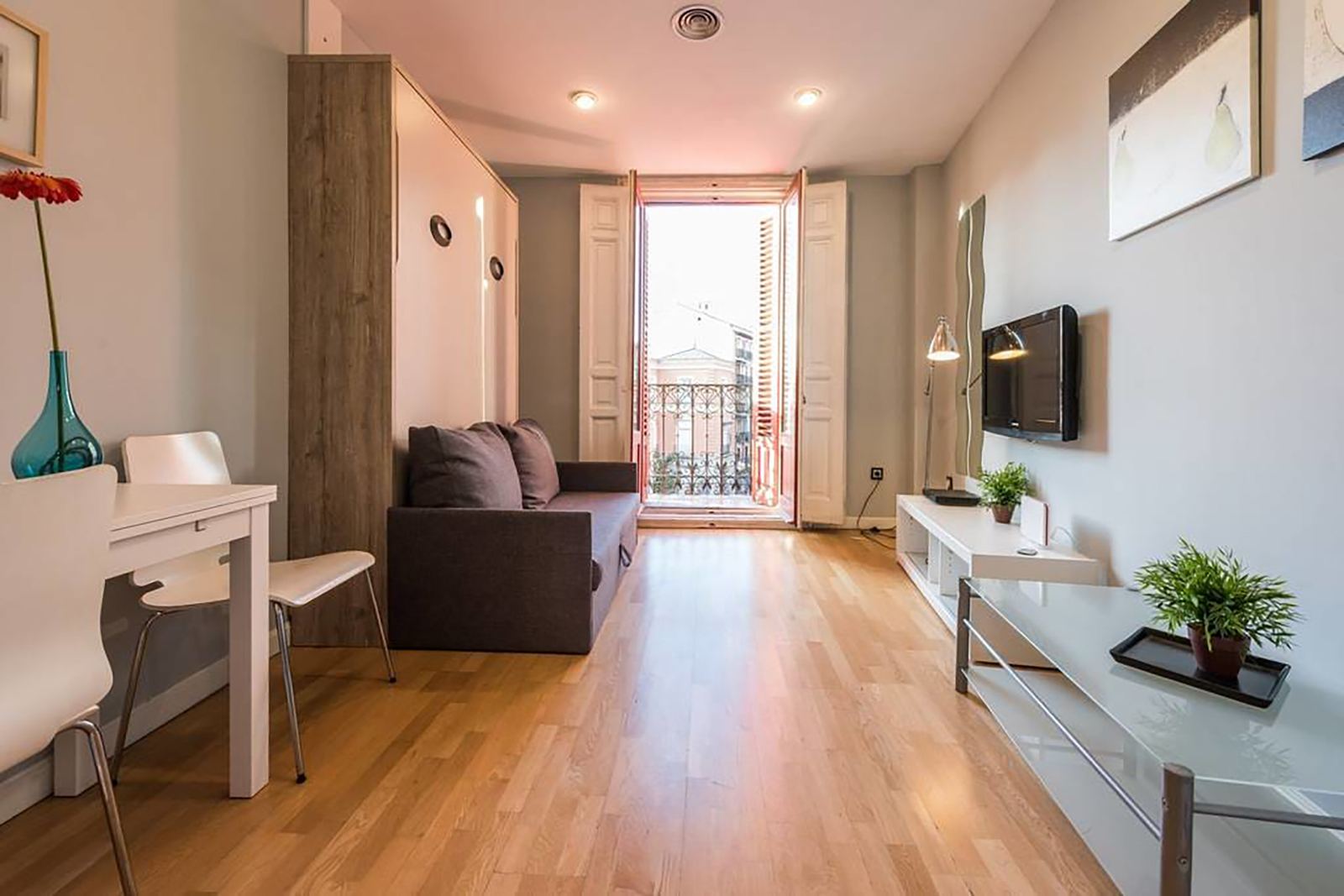 Salón con zona de trabajo