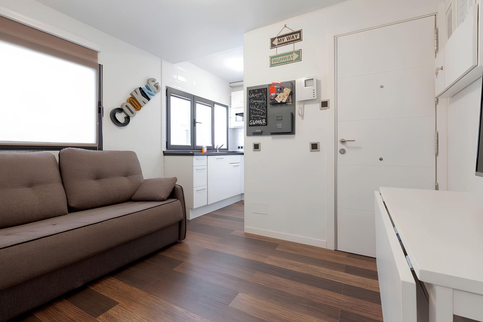 Salón con cocina abierta
